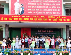 Văn nghệ đón trường chuẩn quốc gia