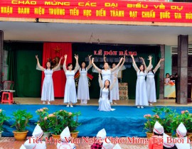 Văn nghệ đón trường chuẩn quốc gia